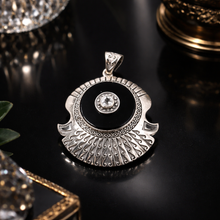 Charger l'image dans la galerie, PENDENTIF L'OEIL SOUVERAIN TOPAZE BLANCHE